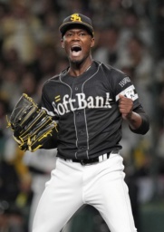 　６回を投げ終え、雄たけびを上げるソフトバンクのモイネロ＝甲子園