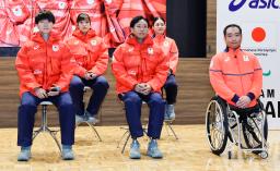 　ミラノ・コルティナ冬季五輪・パラリンピックの日本選手団公式スポーツウエアを着用する森重航（手前左）、浮田留衣（奥左）ら＝２９日、東京都新宿区