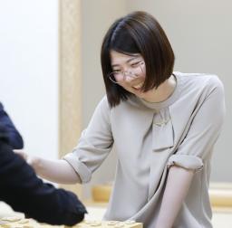 　将棋の第４７期霧島酒造杯女流王将戦３番勝負の第３局で中七海女流三段を破って４連覇を果たし、対局を振り返る西山朋佳女流王将＝２９日午後、東京都渋谷区の将棋会館