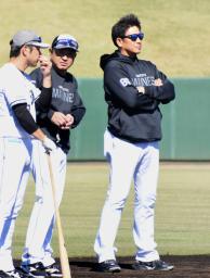 　スタートした秋季キャンプで練習を見守るロッテのサブロー監督（右）＝２９日、宮崎県都城市