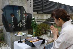 　和歌山県新宮市で営まれた作家佐藤春夫をしのぶ筆供養＝３日