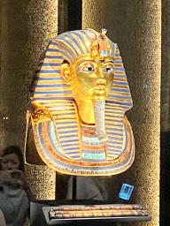 　大エジプト博物館に展示されたツタンカーメンの「黄金のマスク」＝４日、カイロ近郊ギザ（共同）