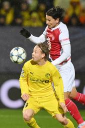 　ボデグリムト戦の前半、競り合うモナコの南野（右）＝ボードー（共同）