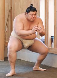 　稽古ですり足をする大の里＝福岡市