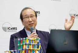 　報道各社の取材に応じる京都大の北川進特別教授＝５日午後、京都市左京区