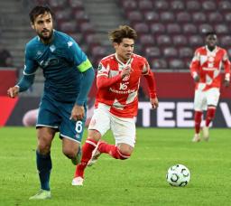 　フィオレンティナ戦で攻め込むマインツの佐野（右）＝マインツ（共同）