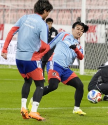 　ガーナ戦に向け、最終調整する上田（右）＝豊田スタジアム