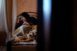 　自宅で横たわるアファフ・アブアリアさん＝１０月２７日、ヨルダン川西岸ムガイヤ（共同）