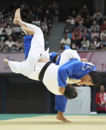 　男子９０キロ級３位決定戦　トルコ選手（左）に一本勝ちした水掫瑞紀＝東京武道館