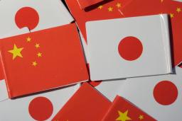 　日中両国の国旗（共同）