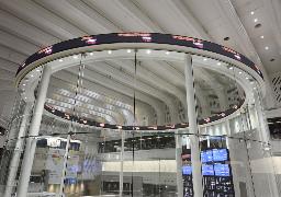 　東京証券取引所の電光掲示板＝７月、東京都中央区