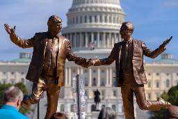 　米連邦議会近くに設置されたトランプ大統領とエプスタイン氏が手をつなぐ像＝１０月、ワシントン（ＡＰ＝共同）