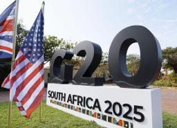 　Ｇ２０財務相・中央銀行総裁会議の会場に立てられた米国旗＝７月、南アフリカ東部ダーバン郊外（共同）