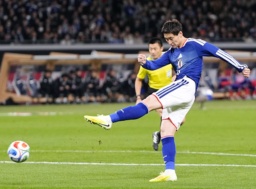 　日本―ボリビア　前半、先制ゴールを決める鎌田＝国立競技場