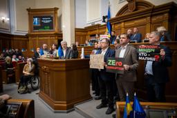 　ウクライナの議会で内閣総辞職を要求する野党議員＝１８日、キーウ（ＡＰ＝共同）