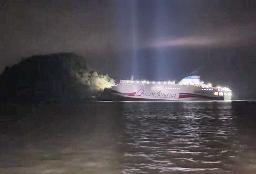 　１９日、韓国・新安沖で座礁した旅客船（木浦海洋警察署提供・聯合＝共同）