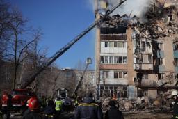 　ロシア軍の攻撃で火災が起きたウクライナ西部テルノピリの集合住宅＝１９日（ＡＰ＝共同）