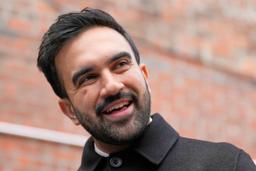 　１７日、米ニューヨークで記者団に話すマムダニ次期市長（ＡＰ＝共同）