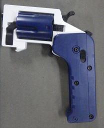 　回収された中国製のプラスチック玩具銃（静岡・南署提供）