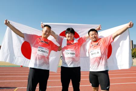 　「東京デフリンピック」の男子ハンマー投げで日本勢が表彰台を独占。日の丸を掲げる金メダルの遠山莉生（中央）、銀メダルの森本真敏（左）、銅メダルの石田考正＝２０日、大井ふ頭中央海浜公園陸上競技場