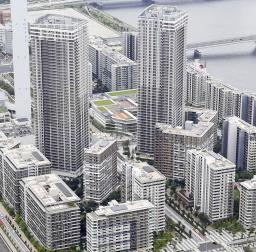 　東京都中央区のマンション群＝６月