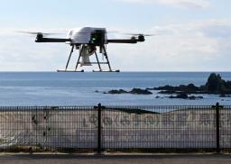 　和歌山県すさみ町で行われた防災訓練で飛行するドローン＝２０日午前