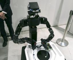　日立製作所が公開した、ＡＩで制御されたロボットによる配線作業のデモンストレーション＝２０日、東京都国分寺市