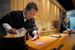 　北京で日本料理店を経営する谷岡一幸さん＝２０日（共同）