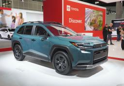 　「ロサンゼルス自動車ショー」で、トヨタ自動車が展示したＳＵＶの新型「ＲＡＶ４」＝２０日、米ロサンゼルス（共同）