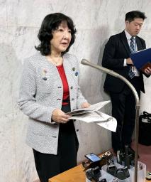 　閣議を終え記者会見する片山財務相＝２１日午前、国会