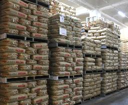 　神奈川県内の倉庫に保管されている政府備蓄米＝５月