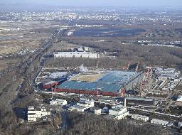 　次世代半導体の国産化を目指すラピダスの工場（手前）。左奥は北海道千歳市の市街地