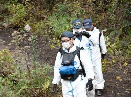 　小型航空機墜落事故の現場となった山中から戻った運輸安全委員会の航空事故調査官ら＝２１日午後、福岡県八女市
