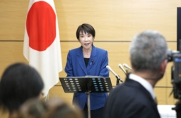 　記者団の取材に応じる高市首相＝２１日午後、首相官邸