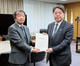 　林芳正総務相（右）に意見書を提出する地方財政審議会の小西砂千夫会長＝２１日午後、総務省