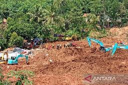 　インドネシア中ジャワ州チラチャップ県で発生した地滑りの行方不明者を捜索する救助隊＝２０日（アンタラ＝共同）