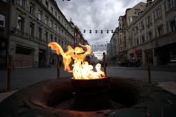 　ボスニア・ヘルツェゴビナの首都サラエボに設置されている炎のモニュメント＝２０日（ロイター＝共同）