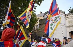 　中国大使館の移転予定地前で反対デモをする人たち＝１０月、ロンドン（共同）