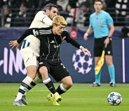 　アタランタ戦で競り合うＥフランクフルトの堂安（右）＝フランクフルト（共同）