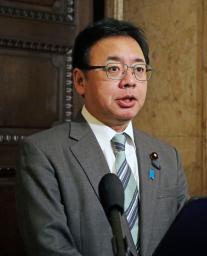 　記者会見する上野厚労相＝２日午前、国会