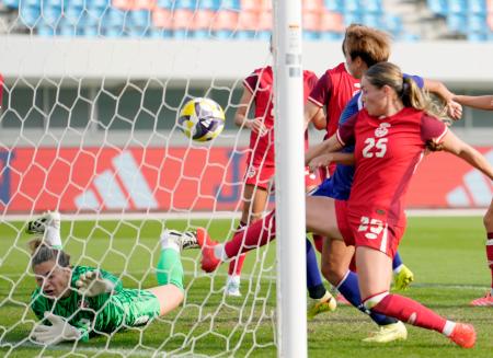 　日本―カナダ　前半、先制ゴールを決める田中（右奥）＝トランスコスモススタジアム長崎