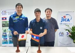 　ＪＩＣＡの派遣事業で滞在するラオスでの活動について現地から報告する陸上男子短距離の飯塚翔太（左）ら＝４日