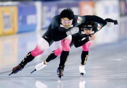 　スピードスケートＷ杯第３戦を前に調整する新濱立也（手前）と広瀬勇太＝ヘーレンフェイン（共同）