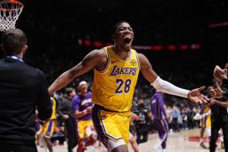 　ラプターズ戦で、３点シュートを決め喜ぶレーカーズの八村塁＝トロント（ＮＢＡＥ・ゲッティ＝共同）