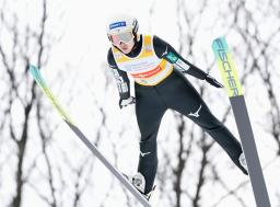 　Ｗ杯ジャンプ女子個人第６戦で飛躍する丸山希＝ビスワ（共同）