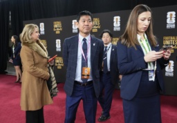 　サッカーＷ杯北中米３カ国大会の組み合わせ抽選会に臨む森保一監督（中央）＝５日、米ワシントン（共同）