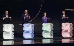 　サッカーＷ杯北中米３カ国大会の組み合わせ抽選会に出席した（右から）カナダのカーニー首相、メキシコのシェインバウム大統領、トランプ米大統領。左端はＦＩＦＡのインファンティノ会長＝５日、米ワシントン（共同）