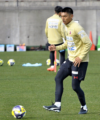 「強みを発揮して今季は試合で活躍したい」と意気込むＦＷ坂元＝鹿児島県立サッカー・ラグビー場