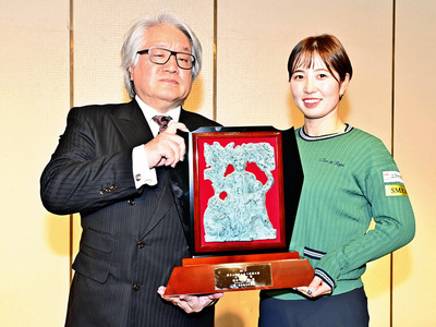 みんゆう県民大賞を受賞し野崎社長から盾を受ける蛭田さん（右）＝３０日午後、郡山市