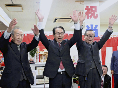 無投票で再選を果たし、万歳する藤原氏（中央）
